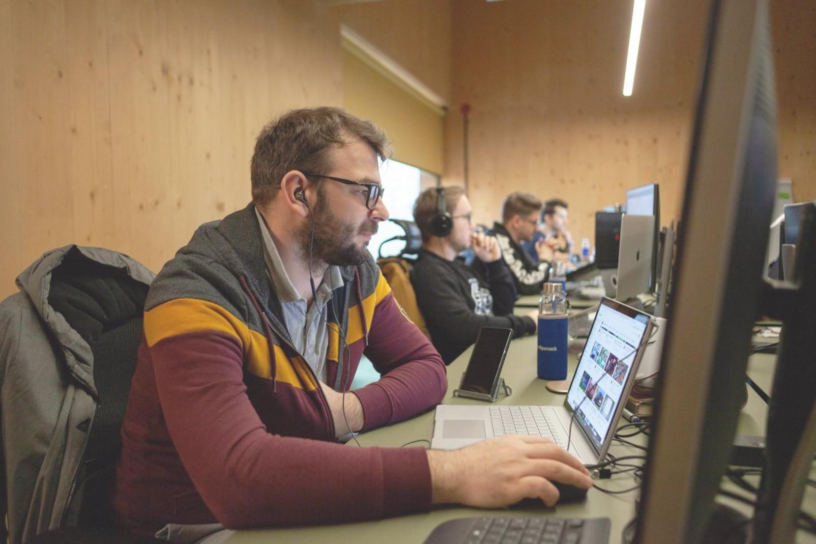 Suasana pembelajaran intensif di ruang kelas