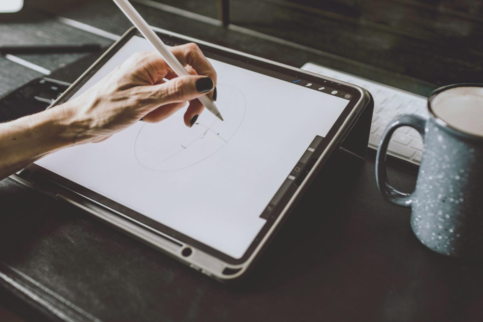 Trader profesional menganalisis grafik pasar dengan fokus tinggi