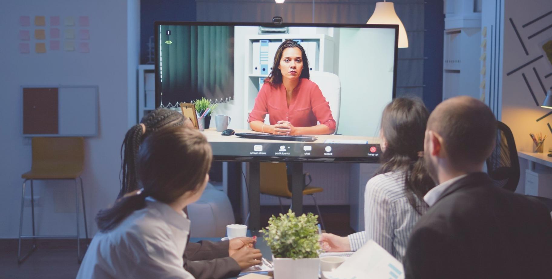 Sesi pembelajaran trading dengan mentor berpengalaman